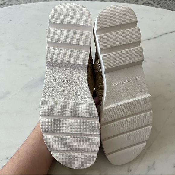 Donald Pliner Hollie Pebbled Metallic Sandal in Platino Gold NEW size 8.5 - Picture 4 of 6